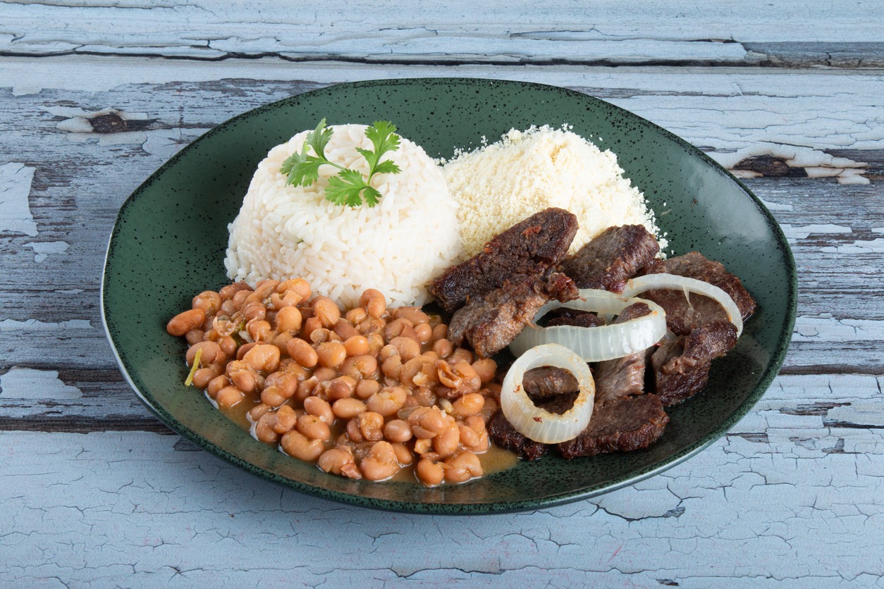 Prato com arroz, feijão e salada mostrando como inserir feijão na dieta de forma saudável e equilibrada.